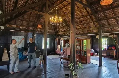 Experiência na casa de madeira Khmer em Battambang