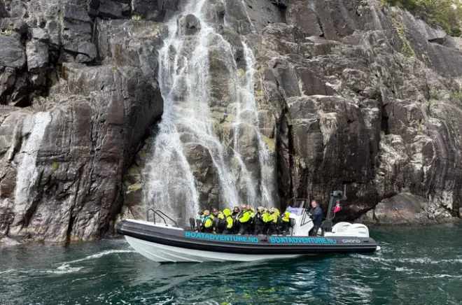 Lysefjord RIB-Bootstour ab Sandnes: Preikestolen und Wasserfälle