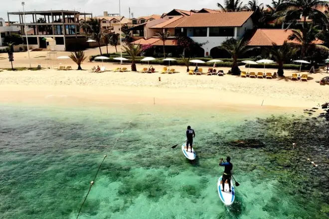 Stand up paddle dans la baie de Santa Maria : Apprendre sur l'eau