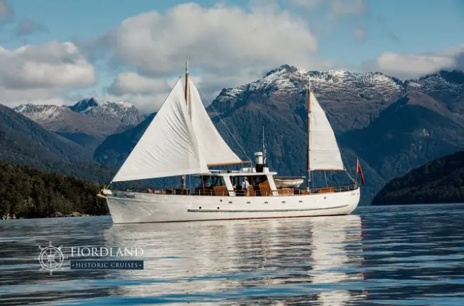 Alquiler privado de yate en el lago Te Anau: Yate a motor 1935