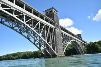 Bootstour Anglesey: Menai-Brücke von unten