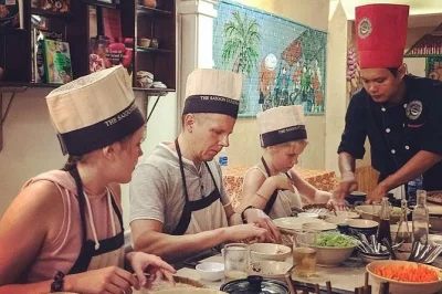 Aprenda pratos vietnamitas em saigon com aula avançada guiada por chef, incluindo visita animada ao mercado ben thanh, receitas práticas e sabores locais.