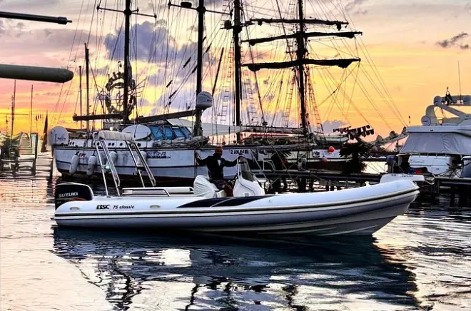 Passeio de barco em Tropea com aperitivo e banho ao pôr do sol