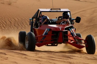 Explorez le désert rouge de dubaï en dune buggy, profitez d’une balade à dos de chameau, avec prise en charge à l’hôtel. petit groupe, guides experts et équipement complet inclus.