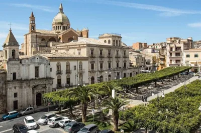 Join a hands-on sicilian cooking class in favara, taste real cannoli, and explore the old town with a local. includes lunch, drinks, and recipes.