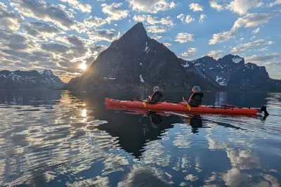 Kajakfahren im Reinefjord bei Mitternachtssonne: Lofoten