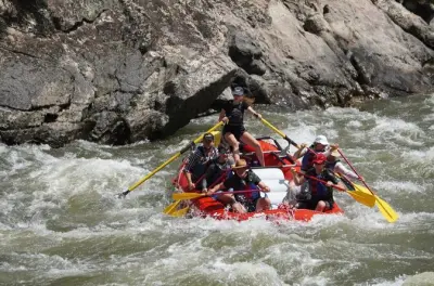 Rafting sul Salmon con visita alla miniera storica e pranzo riverside