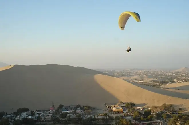 Paragliding over the Huacachina Desert: 15-minute tandem flight
