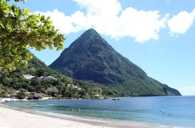 Schnellboot-Tour Sugar Beach: Pitons, Schnorcheln & Fledermaushöhle