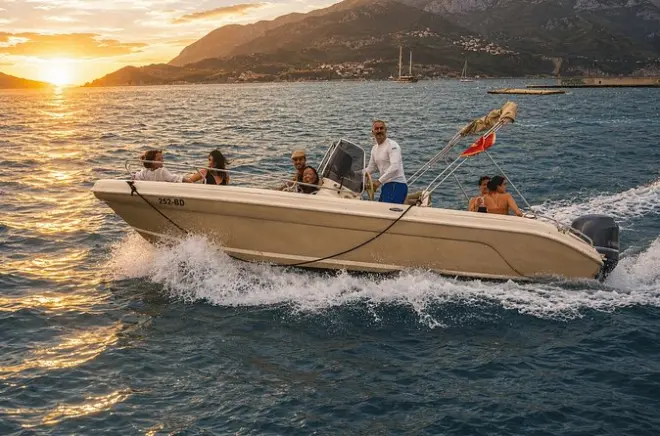 Budva Riviera Speedboot-Tour: Versteckte Strände & Höhlen