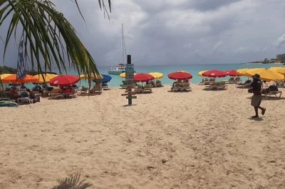 Descubre las mejores playas de st maarten: maho, mullet y orient bay en un tour lleno de diversión. vive el aterrizaje de aviones, nada y disfruta la cultura local.