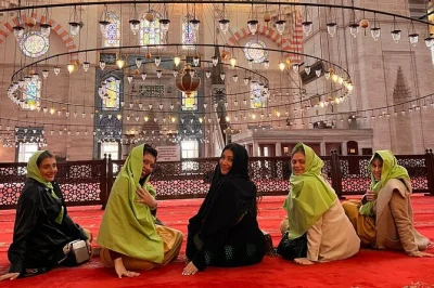 Entdecke istanbuls süleymaniye moschee, großen basar, gewürzbasar & mehr bei einer privaten führung. versteckte läden & insider-tipps inklusive.