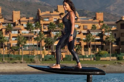 Erlebe efoiling an der küste von estepona mit profi-anleitung, kompletter ausrüstung und entspannter atmosphäre. 90 minuten session inklusive sicherheitsausrüstung.