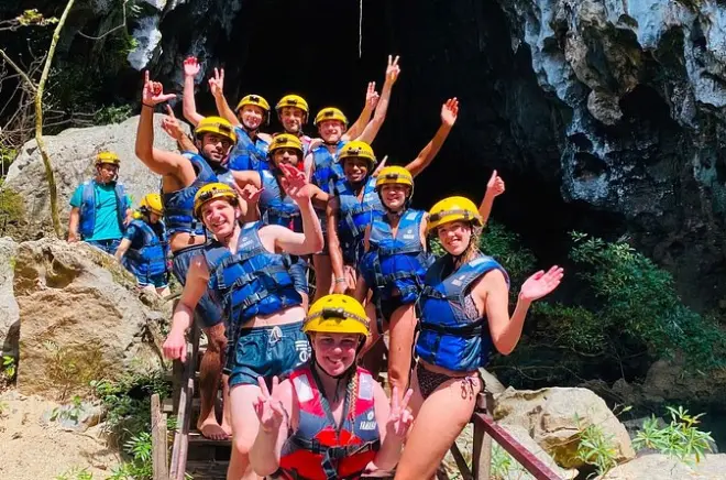 Ziplining ab Dong Hoi: Abenteuer in Paradise und Dark Cave