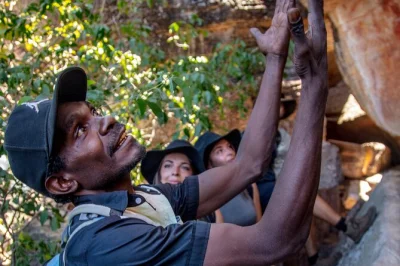 Descubre la belleza salvaje de arnhem land con una excursión a injalak hill: camina entre arte rupestre ancestral, comparte historias con guías aborígenes locales, incluye almuerzo y recogida en ja