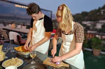 Cours de cuisine albanaise à Gjirokastër : Qifqi et vin
