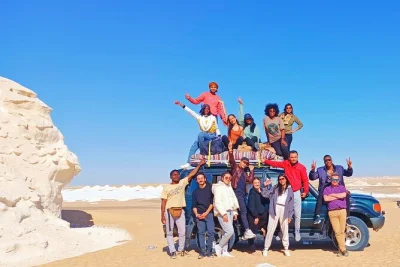 Découvrez les déserts blanc et noir d’Égypte lors d’une aventure de 2 jours en camping. visitez des villages bédouins, la montagne de cristal, et dormez à la belle étoile. repas inclus.