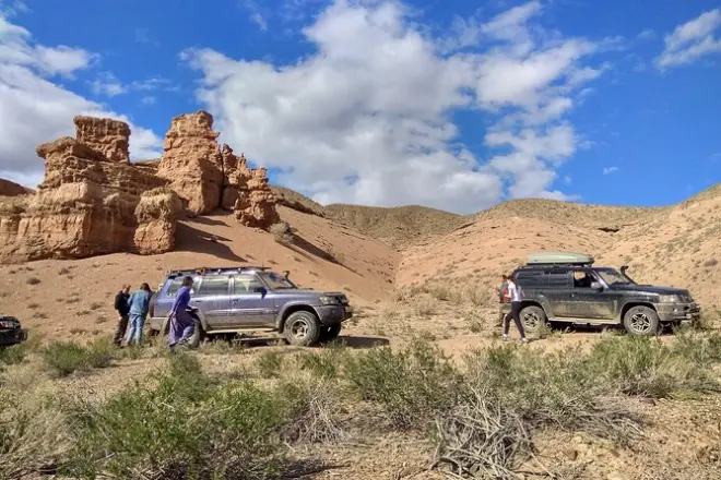 Almaty SUV Tour: Singing Dunes to Mountain Lakes