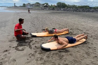 Surfe em bali com aula particular, transporte flexível e os melhores picos locais, escolhidos para seu nível e as condições do dia.
