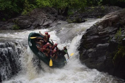 Vivi un’emozionante avventura di rafting sul fiume tenorio da tamarindo. affronta rapide di classe iii & iv, con pick-up in hotel, guide bilingue e pranzo incluso.