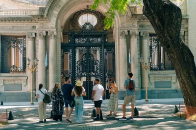 Descubre buenos aires caminando por san telmo, la boca y sus lugares emblemáticos. incluye almuerzo, guía local y traslado para un día sin preocupaciones.