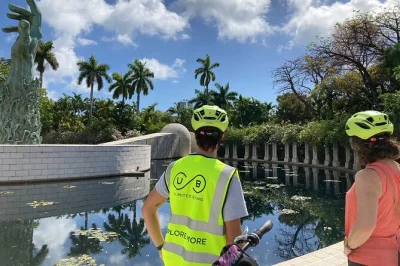 Erkunde miami beach mit dem e-bike. entdecke ocean drive, south pointe park und den botanischen garten mit einem lokalen guide. jetzt 2-stündige tour buchen.