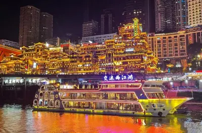 Chongqing Two Rivers Night Cruise: VIP seating with live show