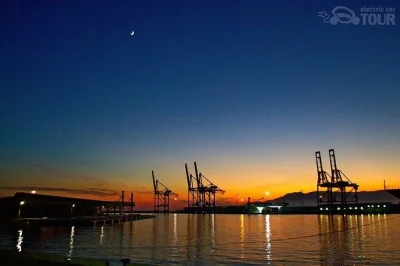 Recorre málaga de noche en un citroën ami eléctrico. disfruta del castillo de gibralfaro, la catedral, el centro pompidou y mucho más. experiencia única al atardecer con las luces de la ciudad.