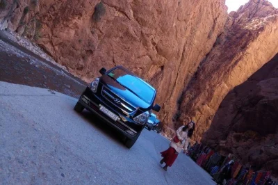 Traslados aeropuerto marrakech a tu hotel o riad. conductores confiables, recogida 24/7, sin líos de taxi. llegada fácil, segura y cómoda a la ciudad.