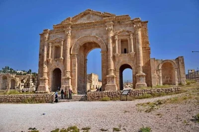 Visit jerash from amman with hotel pickup. walk roman streets, see the oval plaza, and learn history with an english-speaking driver. book your half-day tour.