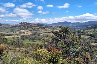 Entdecke den guatavita-see und die salzkathedrale von zipaquirá bei einer privaten tour ab bogotá. inklusive transport, mittagessen und englischsprachigem guide. jetzt buchen!