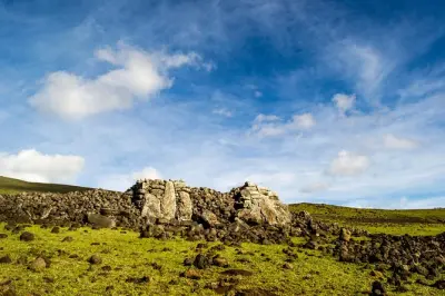 Caminhada na costa norte da Ilha de Páscoa: Moai e sítios antigos