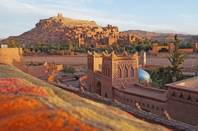 Descubre el atlas, ait ben haddou, las gargantas del todra y el desierto de merzouga en 4 días desde marrakech. incluye paseo en camello y campamento nómada.