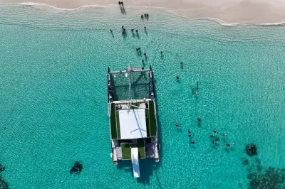 Clube de praia flutuante em Nassau com snorkel em Rose Island