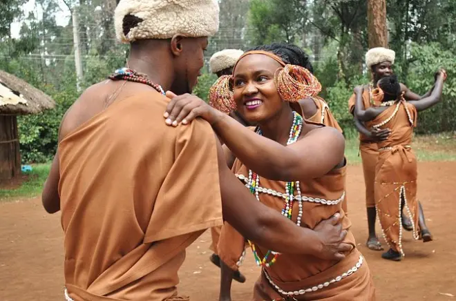 Espetáculo de dança cultural em Bomas, Nairobi: 42 grupos étnicos