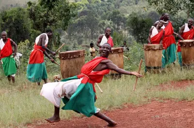 Santuário de tambores Gishora saindo de Bujumbura: Aprenda a tocar