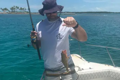 Snorkel y pesca en Nassau: Alquiler privado de barco