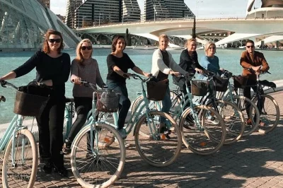 Valencia mit dem fahrrad und privatem guide entdecken. turia-gärten, ciudad de las artes y ciencias, königliche gärten und strand erleben. fahrrad & wasser inklusive.