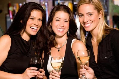 Entdecke naramata bei einer wein-tour ab kelowna. genieße lokale weine, ein entspanntes picknick mit käse & wurst und bequemen hoteltransfer in kleiner gruppe.