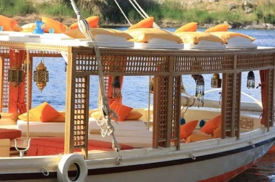 Prenota un viaggio privato in felucca sul nilo da assuan. goditi pasti nubiani, falò lungo il fiume e viste tranquille sul nilo. tutti i pasti e i trasporti inclusi.