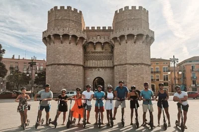 Valencia mit dem e-scooter und privatem guide entdecken. turia-gärten, stadt der künste & wissenschaften, torres de serranos und strand in einer tour erleben.