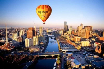 Schwebe bei sonnenaufgang über melbourne im heißluftballon und entdecke mcg, yarra river & berühmte sehenswürdigkeiten – inklusive privatem transfer. frühmorgendliches abenteuer garantiert.
