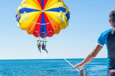 Voe sobre a praia de bavaro em um passeio guiado de parasailing em punta cana. aproveite a vista panorâmica da costa, transporte ida e volta do hotel e todo o equipamento de segurança incluso. reser