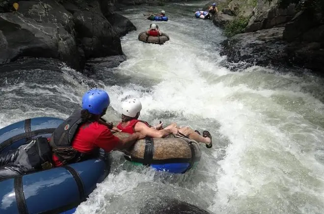 Tyrolienne, tubing et sources chaudes près de Playa Hermosa