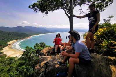 Explorez ilha grande à pied avec un guide local, dormez chez l’habitant, savourez des plats brésiliens maison, et découvrez plages et cascades. tout est inclus, réservez vite !