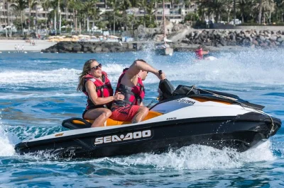 Vivez l’adrénaline du jet ski à anfi del mar avec des moniteurs pros, équipement de sécurité et options pour tous niveaux. réservez votre balade guidée en mer.
