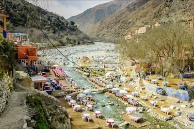 Entdecke berberdörfer, wasserfälle und eine arganöl-kooperative bei einer privaten tagestour im ourika-tal mit lokalem guide und klimatisiertem transport. jetzt buchen.