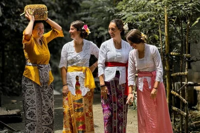 Erlebe das echte leben in einem balinesischen dorf: kochkurs, frischer arak, flussbad und traditionelle gastfreundschaft. inkl. mahlzeiten und hoteltransfer. jetzt buchen!
