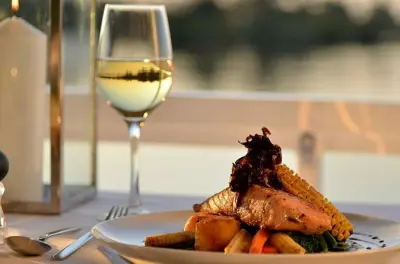 Abendessen auf dem Sambesi: 4-Gänge-Menü mit Tierbeobachtung