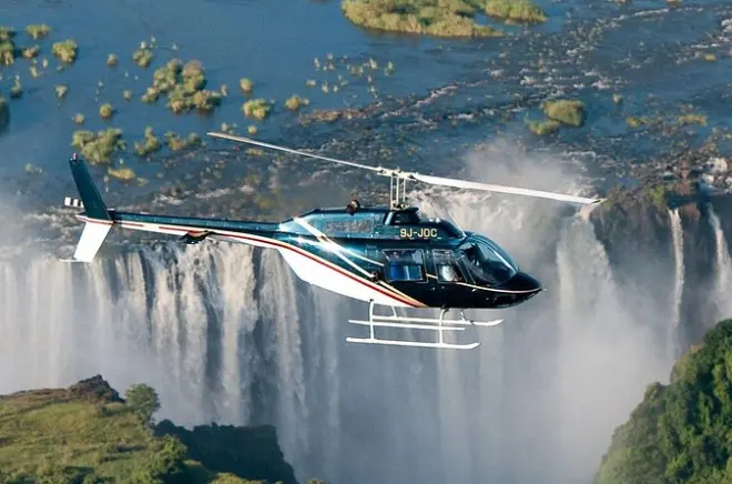Victoriafälle Helikopterflug mit Blick auf Schlucht und Brücke